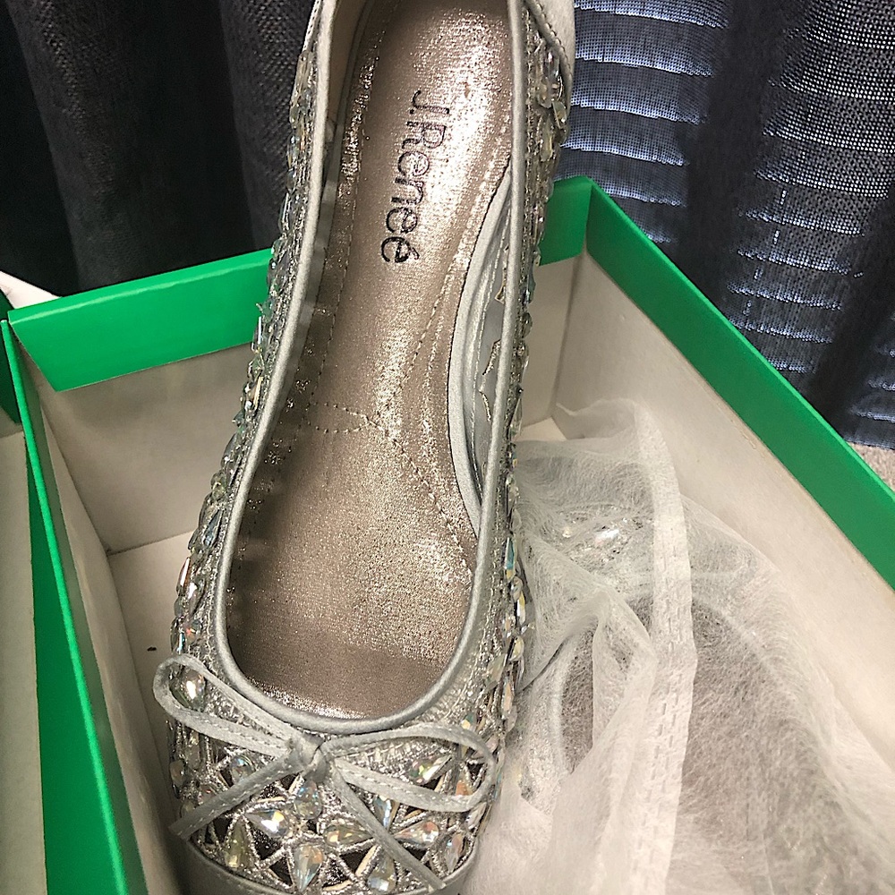 Silver/satin rhinestone 8.5 M J. Renee’ flats